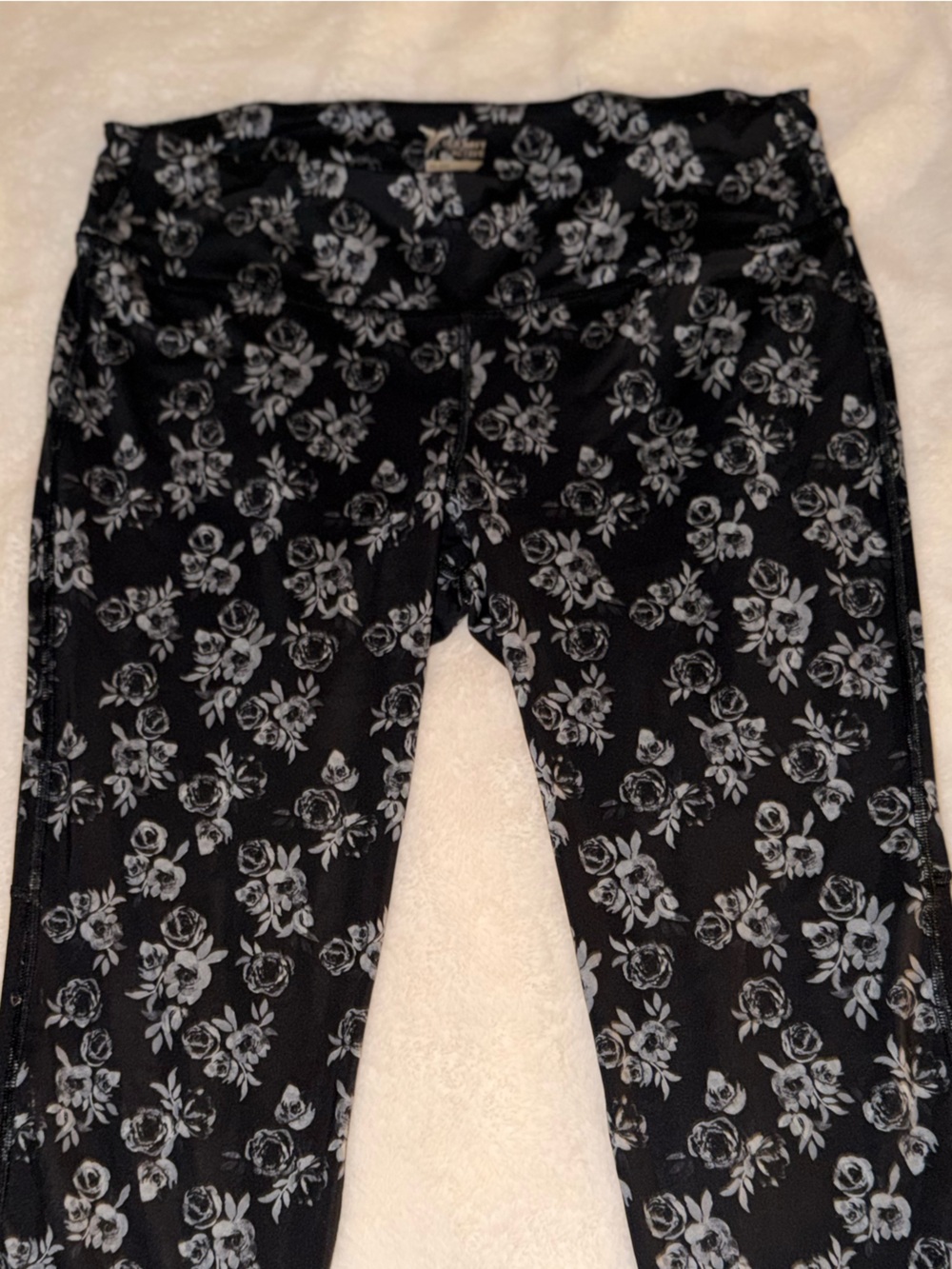 Old Navy Activewear | XL Black & White Rose patterned Leggings - Picture 2 of 3